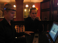 Demola-opiskelijat esittelevät kehittämäänsä peliä.